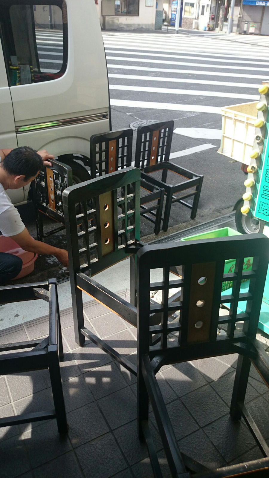 椅子の張替えと看板変更