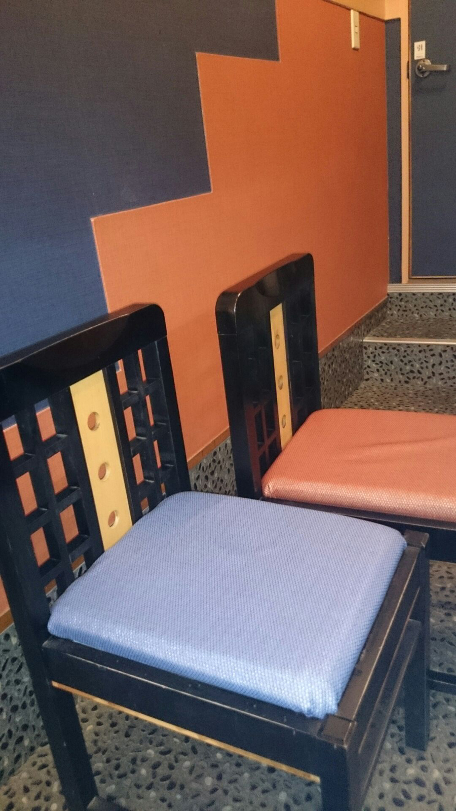 椅子の張替えとのれん取り替え