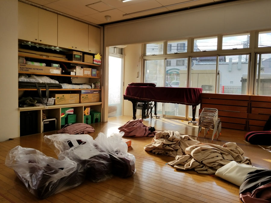 舞台のカーテン取り替え